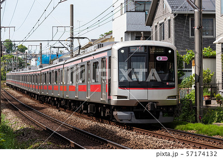 東急東横線5000系　東白楽駅 57174132