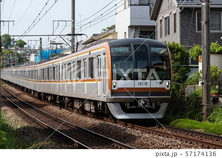 東京メトロ10000系 東急東横線 東白楽駅 東京メトロ10000系 東急東横線 東白楽駅 57174136