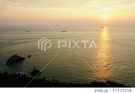 日ノ岬灯台夕景　和歌山県日高郡日高町 57175258