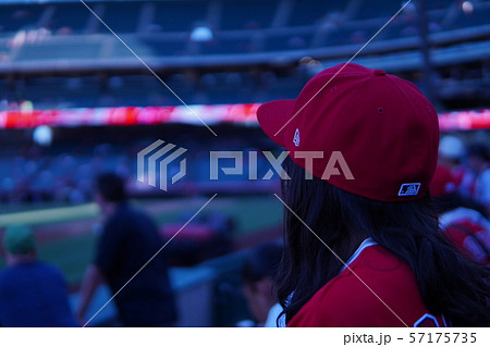 アメリカの野球場で野球を見る女性 アメリカの野球場で野球を見る女性 57175735