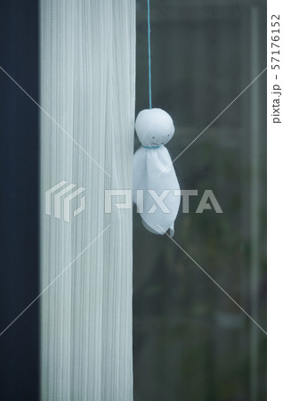 窓越しのテルテル坊主 57176152