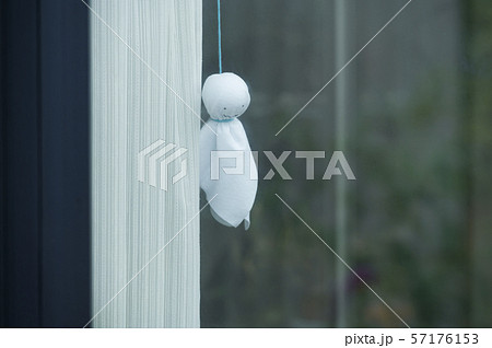 窓越しのテルテル坊主 窓越しのテルテル坊主 57176153