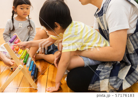 数字の勉強をする園児 数字の勉強をする園児 57176183