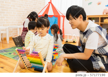 数字の勉強をする園児 数字の勉強をする園児 57177190
