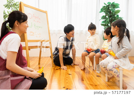 英語の勉強をする園児 57177197