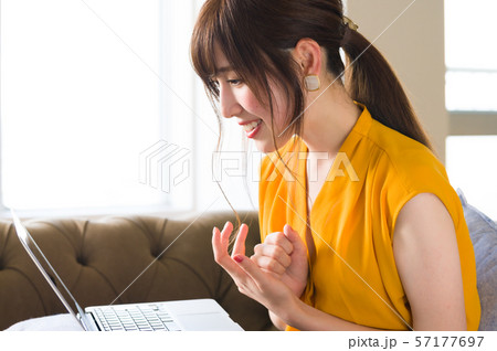 カジュアルビジネス女性 ホームワーカー 57177697