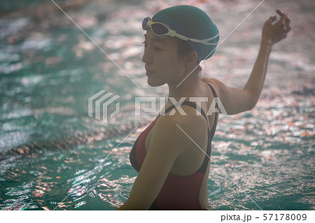 In the pool 57178009