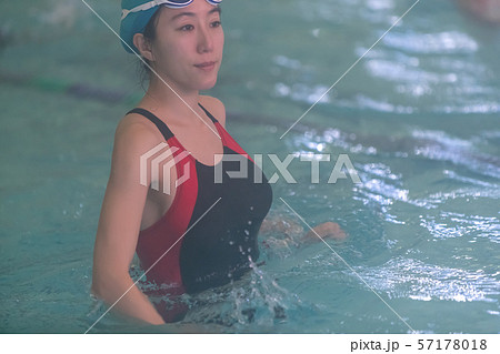 In the pool 57178018