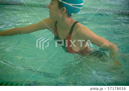 In the pool 57178038