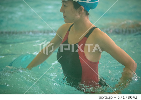 In the pool 57178042