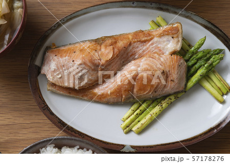 秋鮭とアスパラのソテー 57178276