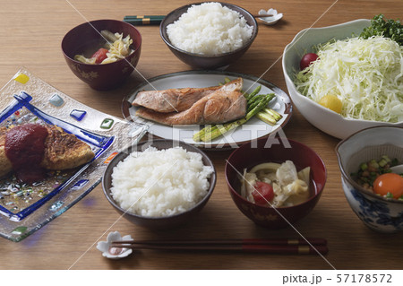 秋鮭とオムレツの食卓 57178572