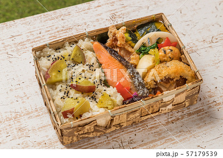 典型的な和食(弁当) Japanese style famous lunch box (bento) 57179539