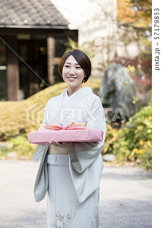 お中元　お歳暮イメージ　着物姿女性 57179853