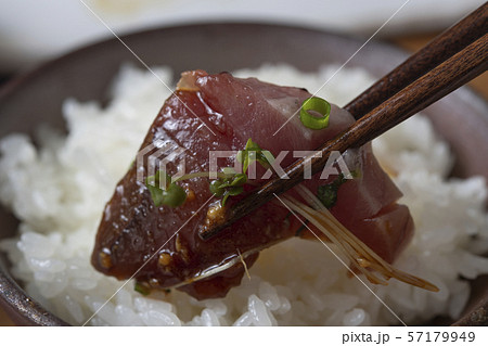 鰹のお刺身と炊きたてのごはん 57179949