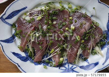 鰹のお刺身 57179955