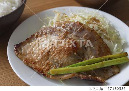 豚肉の塩麹焼きの食卓 57180585