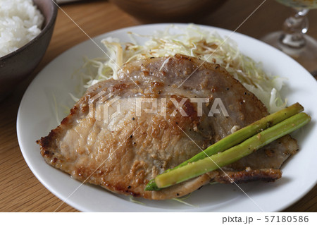 豚肉の塩麹焼きの食卓 豚肉の塩麹焼きの食卓 57180586