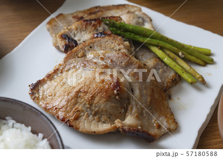 豚肉の塩麹焼きがメインの食卓 57180588