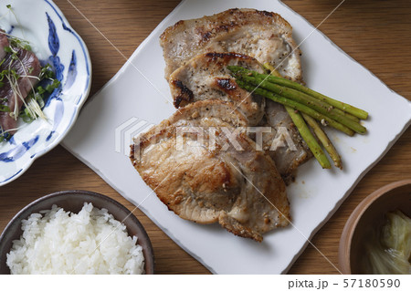 豚肉の塩麹焼きがメインの食卓 豚肉の塩麹焼きがメインの食卓 57180590