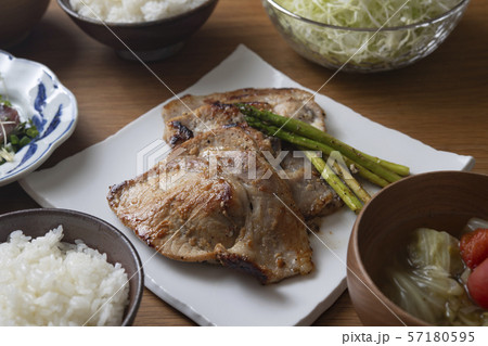 豚肉の塩麹焼きがメインの食卓 57180595