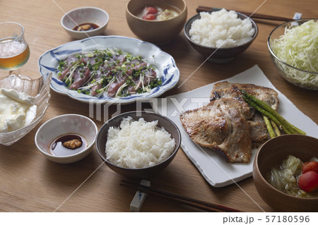 豚肉の塩麹焼きと鰹のお刺身の食卓 57180596