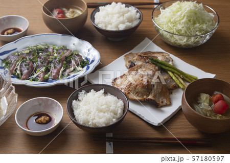 豚肉の塩麹焼きと鰹の刺身の食卓 57180597