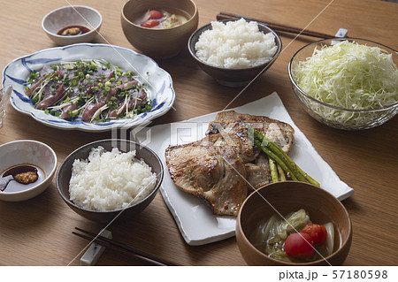 ポークソテーと鰹の刺身の食卓 57180598