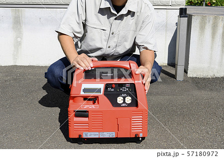 発電機と男性 発電機と男性 57180972