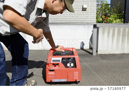 発電機を始動させる男性 57180977