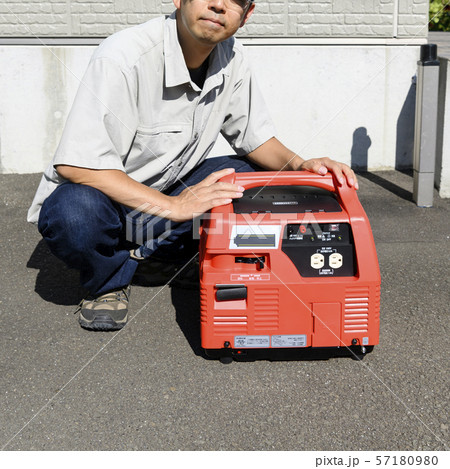 発電機と男性 57180980