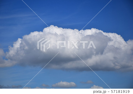 ポカリと浮かぶ白い雲　青空と浮雲　浮雲の飛行 57181919