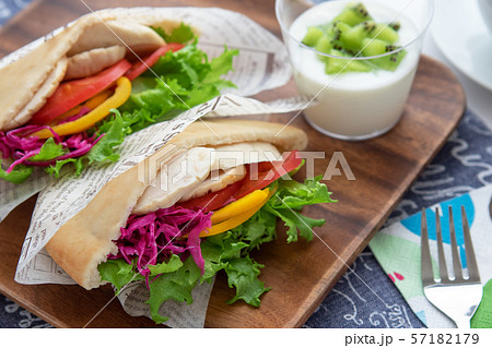 チキンと野菜のピタパンのサンドイッチ チキンと野菜のピタパンのサンドイッチ 57182179