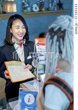 外国人観光客を笑顔でおもてなし東北福島喜多方を案内する女性観光ガイドスタッフ 57183133