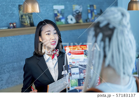 受付嬢(外国人向け観光案内所) 57183137