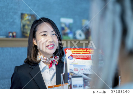 訪日外国人の駆け込み寺観光案内所の精鋭スタッフ豊富な情報 57183140