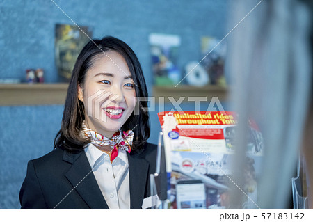 訪日外国人におもてなし笑顔の女性観光ガイド受付嬢 57183142