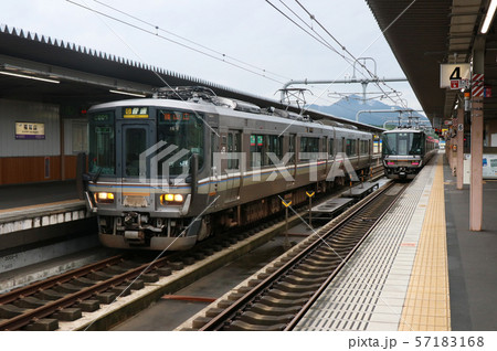 福知山駅の223系電車 57183168