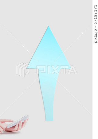 電卓を打つ人と上昇の矢印	 57183171
