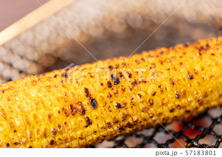 とうもろこしの炭火焼き(網焼き・七輪・バーベキュー・BBQ・bbq・焼肉・キャンプ・トウモロコシ とうもろこしの炭火焼き(網焼き・七輪・バーベキュー・BBQ・bbq・焼肉・キャンプ・トウモロコシ 57183801