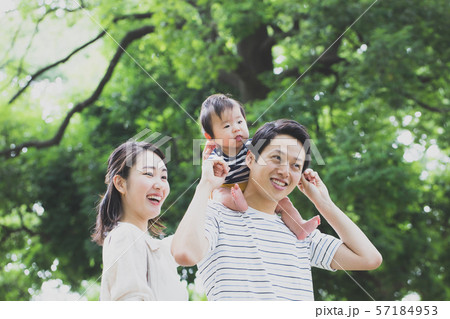 赤ちゃんと家族　育児　子育て　公園　肩車 57184953