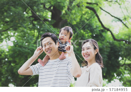 赤ちゃんと家族 育児 子育て 公園 肩車の写真素材