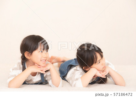 寝転がる姉妹 寝転がる姉妹 57186472