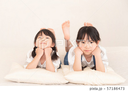 寝転がる姉妹 寝転がる姉妹 57186473