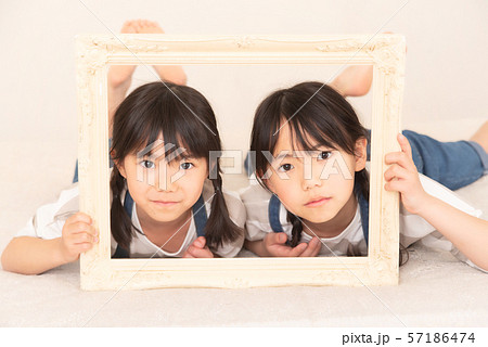寝転がる姉妹 57186474