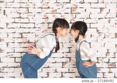 にらめっこをする姉妹 にらめっこをする姉妹 57186491