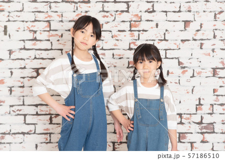 腰に手を当てる姉妹 57186510