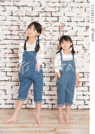 並んで立つ姉妹 並んで立つ姉妹 57186511