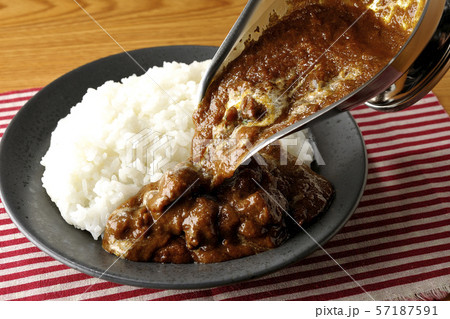 カレールーを注ぐ 57187591