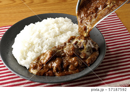 カレールーを注ぐ 57187592